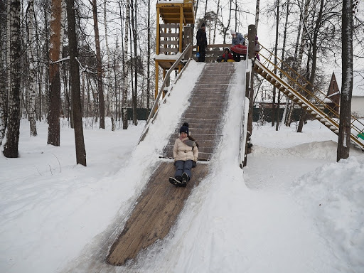 Зимние игровые горки и их особенности